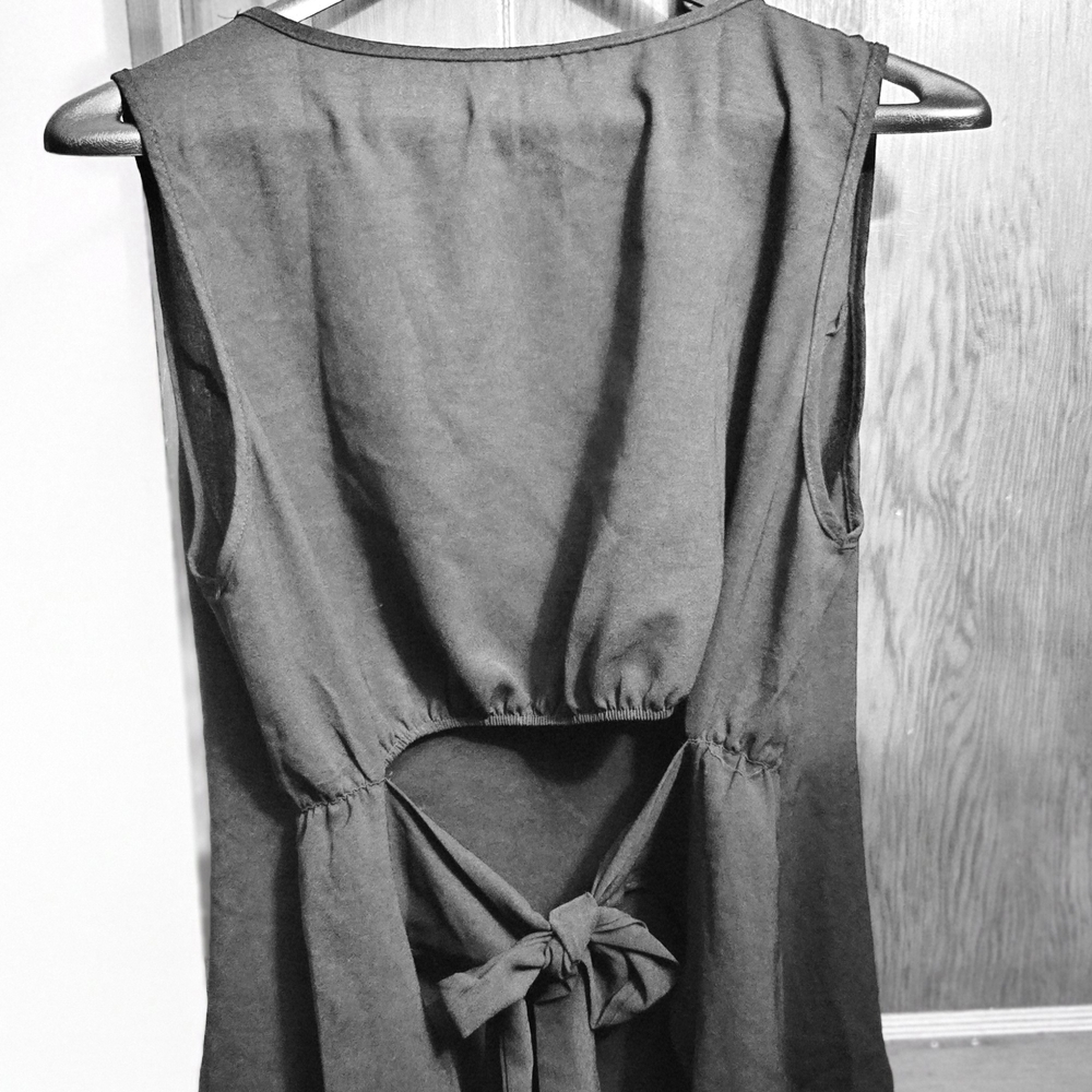 Nw/oT Sleeveless Black Tie-Back Blouse Cute With Jeans